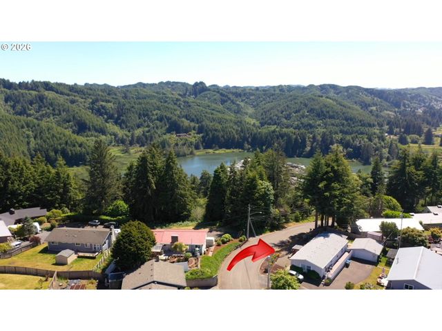 635 CRESTVIEW Dr, Reedsport, OR 97467