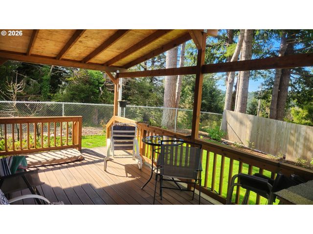 635 CRESTVIEW Dr, Reedsport, OR 97467