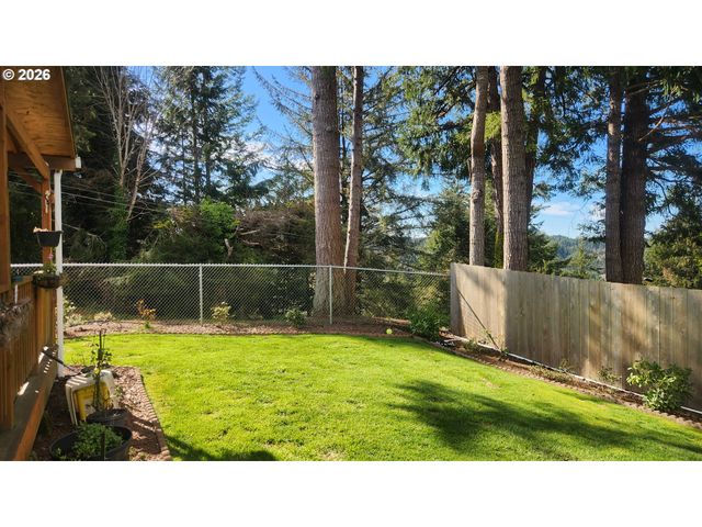 635 CRESTVIEW Dr, Reedsport, OR 97467