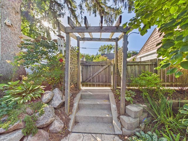 620 James Avenue, Rockford, IL 61107