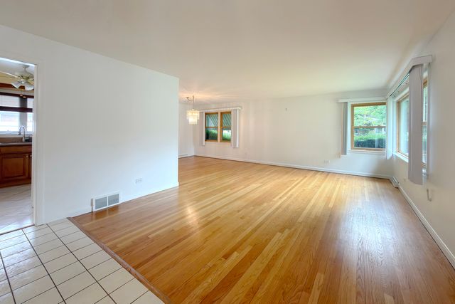801 S See Gwun Avenue, Mount Prospect, IL 60056