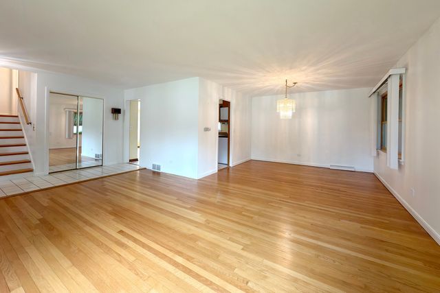 801 S See Gwun Avenue, Mount Prospect, IL 60056