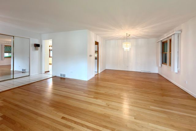 801 S See Gwun Avenue, Mount Prospect, IL 60056