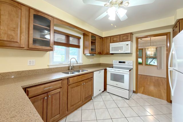 801 S See Gwun Avenue, Mount Prospect, IL 60056