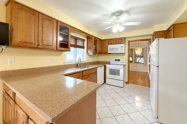 801 S See Gwun Avenue, Mount Prospect, IL 60056