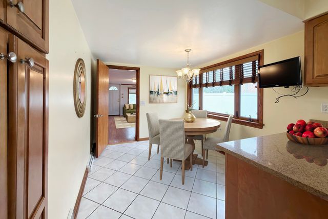 801 S See Gwun Avenue, Mount Prospect, IL 60056