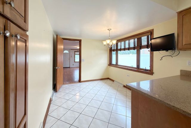 801 S See Gwun Avenue, Mount Prospect, IL 60056