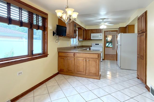 801 S See Gwun Avenue, Mount Prospect, IL 60056
