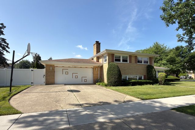 801 S See Gwun Avenue, Mount Prospect, IL 60056