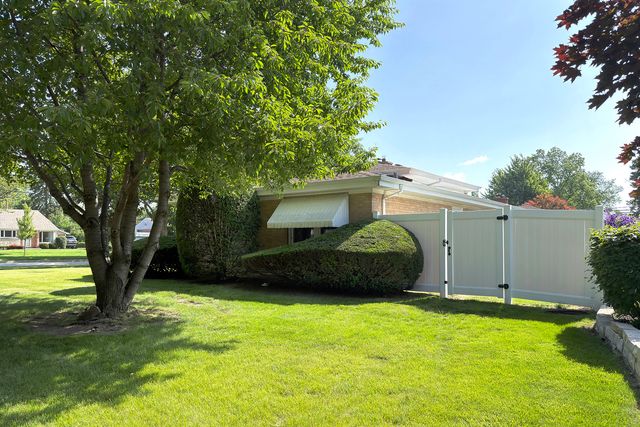 801 S See Gwun Avenue, Mount Prospect, IL 60056
