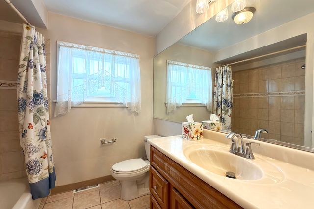801 S See Gwun Avenue, Mount Prospect, IL 60056