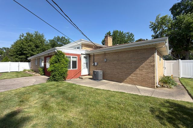 801 S See Gwun Avenue, Mount Prospect, IL 60056