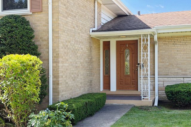 801 S See Gwun Avenue, Mount Prospect, IL 60056