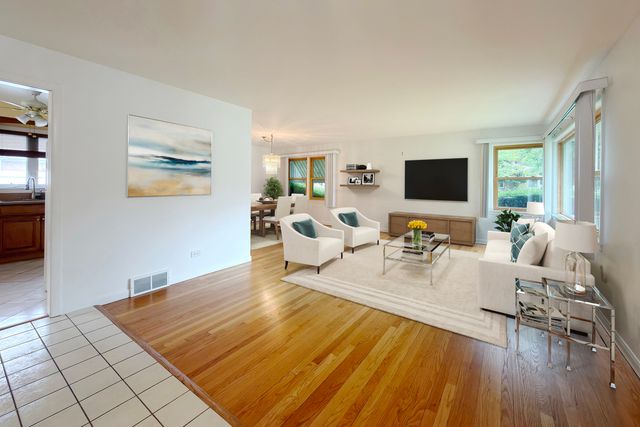 801 S See Gwun Avenue, Mount Prospect, IL 60056