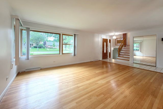 801 S See Gwun Avenue, Mount Prospect, IL 60056