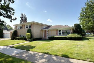 801 S See Gwun Avenue, Mount Prospect, IL 60056