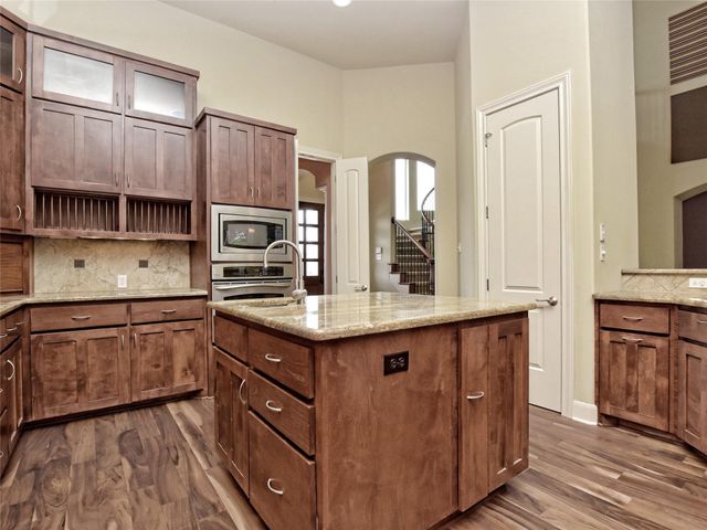 210 Clubhouse DR, Lakeway, TX 78734