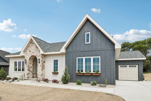 W8778 Blue Violet Court, Cambridge, WI 53523