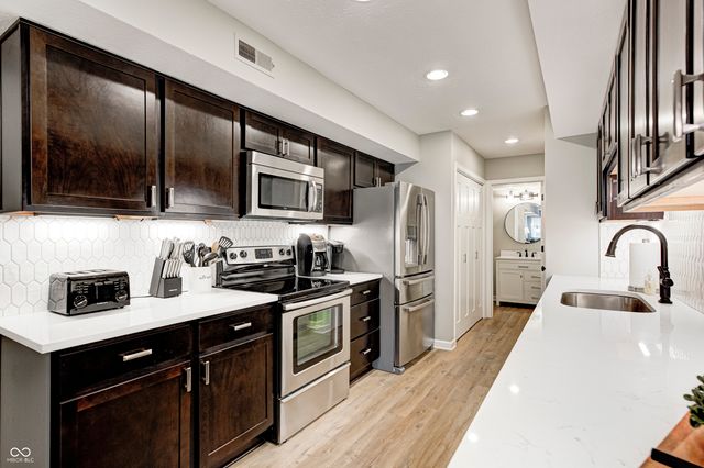 1513 Newport Lane, Zionsville, IN 46077