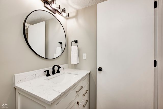 1513 Newport Lane, Zionsville, IN 46077