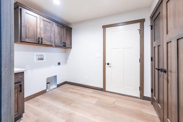 1827 Golden Gate WAY, Holmen, WI 54636