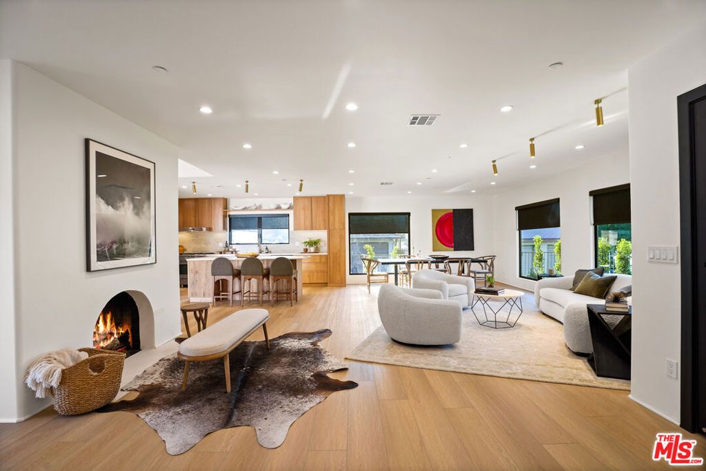 Image 10 of property listing at 11642 Hartsook Street, Valley Village, CA 91601