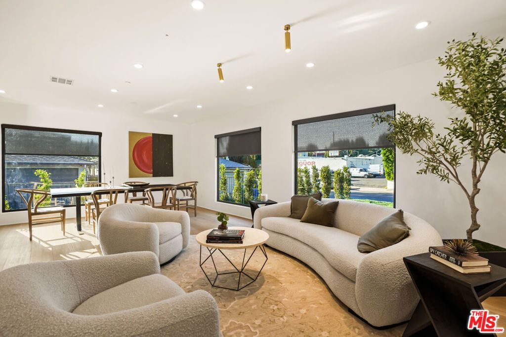 Image 11 of property listing at 11642 Hartsook Street, Valley Village, CA 91601