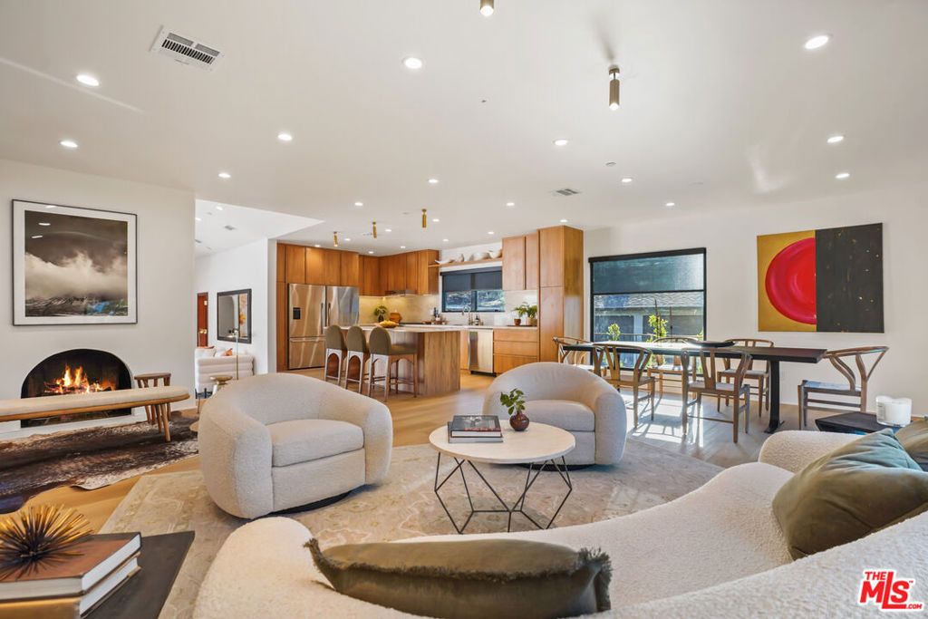 Image 14 of property listing at 11642 Hartsook Street, Valley Village, CA 91601