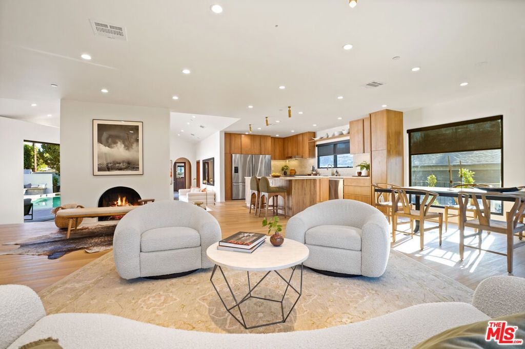 Image 15 of property listing at 11642 Hartsook Street, Valley Village, CA 91601