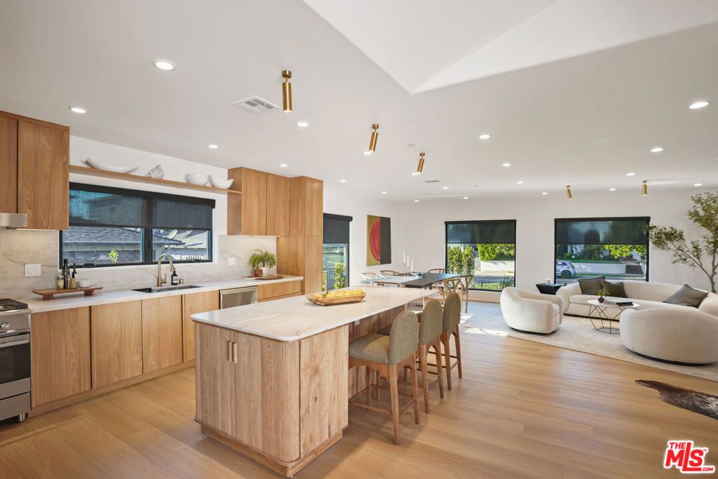 Image 16 of property listing at 11642 Hartsook Street, Valley Village, CA 91601