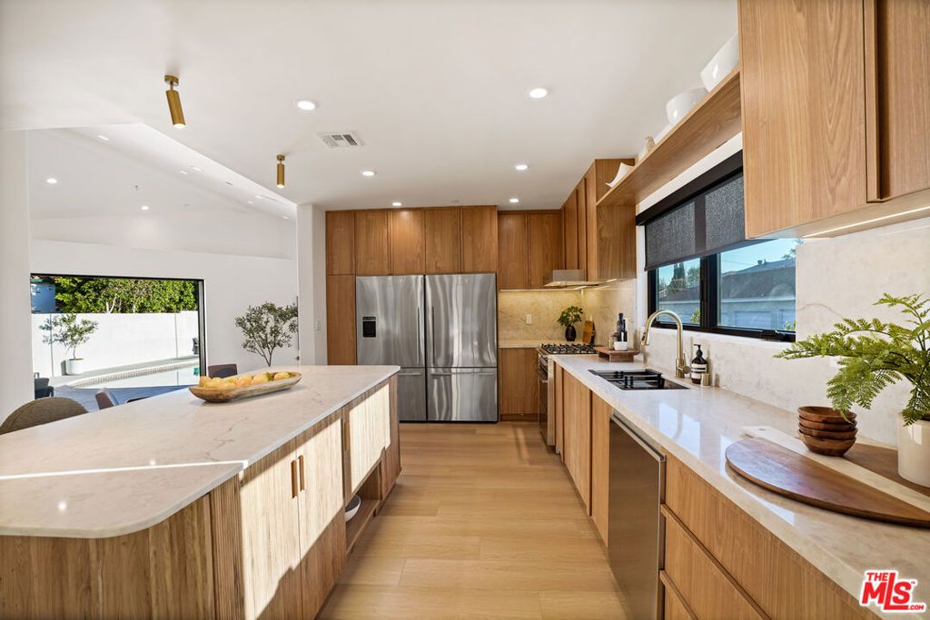 Image 20 of property listing at 11642 Hartsook Street, Valley Village, CA 91601