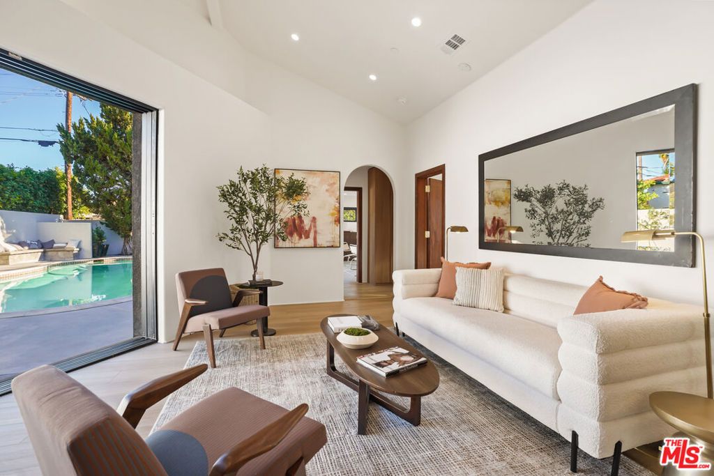 Image 26 of property listing at 11642 Hartsook Street, Valley Village, CA 91601