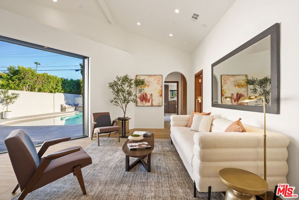 Image 27 of property listing at 11642 Hartsook Street, Valley Village, CA 91601