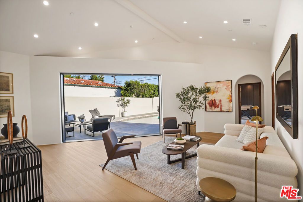 Image 28 of property listing at 11642 Hartsook Street, Valley Village, CA 91601