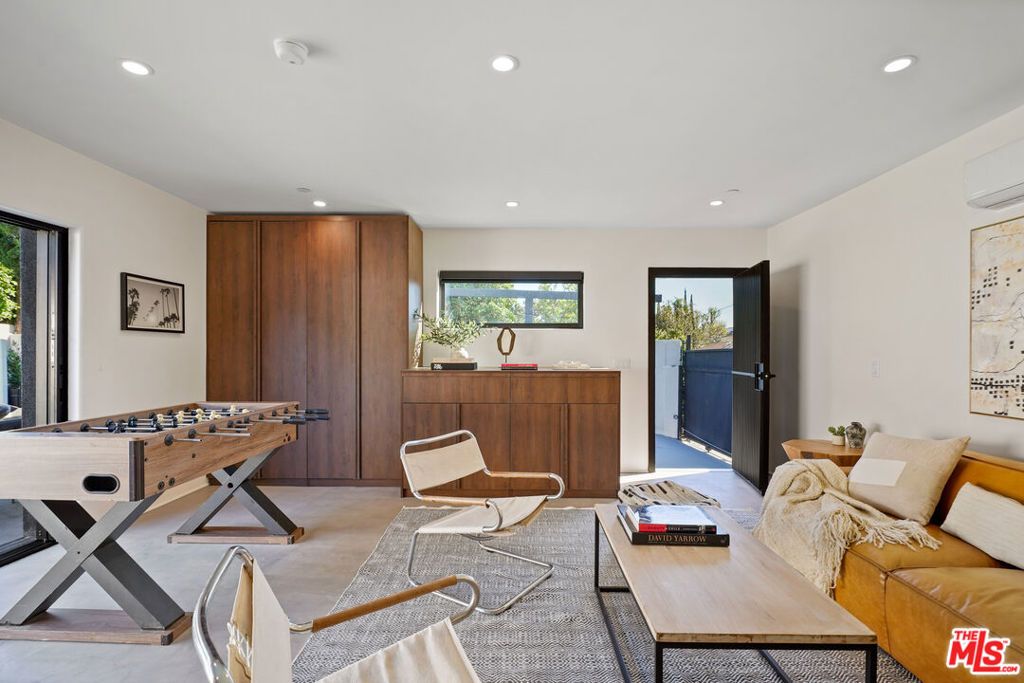 Image 30 of property listing at 11642 Hartsook Street, Valley Village, CA 91601