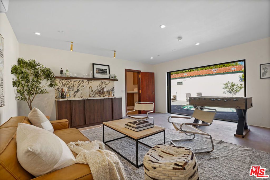 Image 33 of property listing at 11642 Hartsook Street, Valley Village, CA 91601