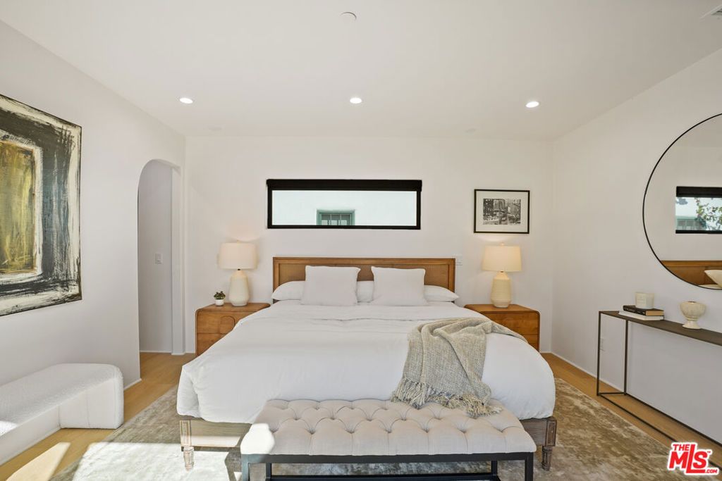 Image 35 of property listing at 11642 Hartsook Street, Valley Village, CA 91601