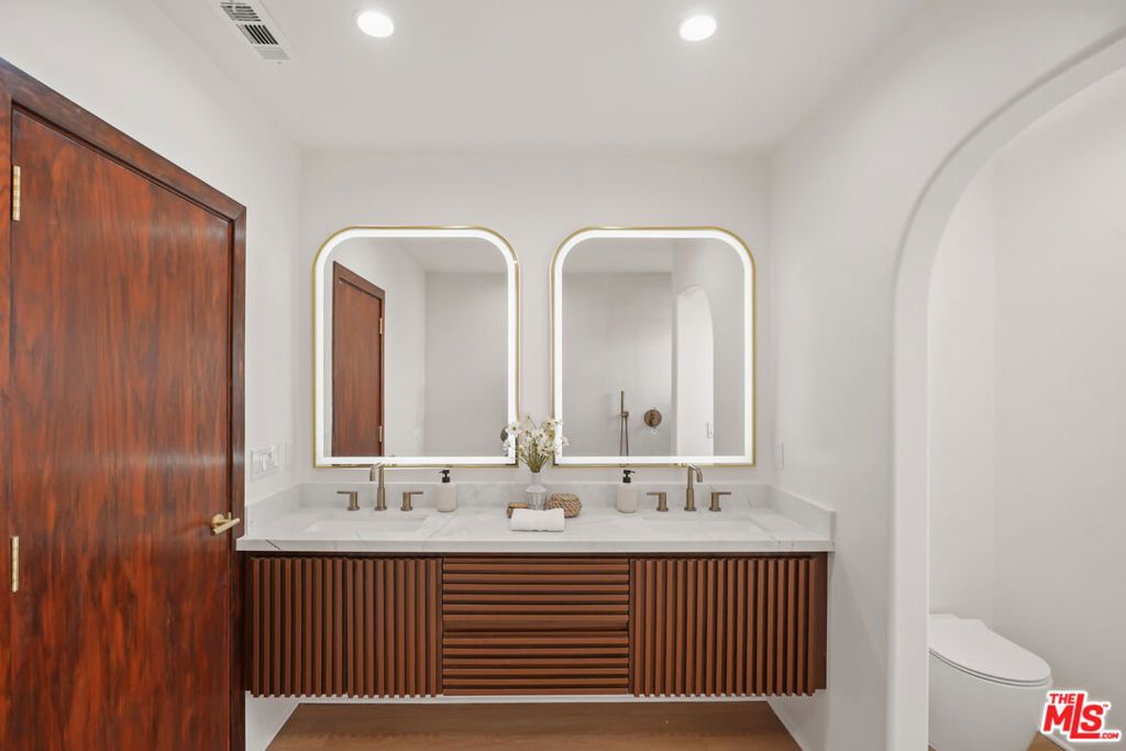 Image 37 of property listing at 11642 Hartsook Street, Valley Village, CA 91601