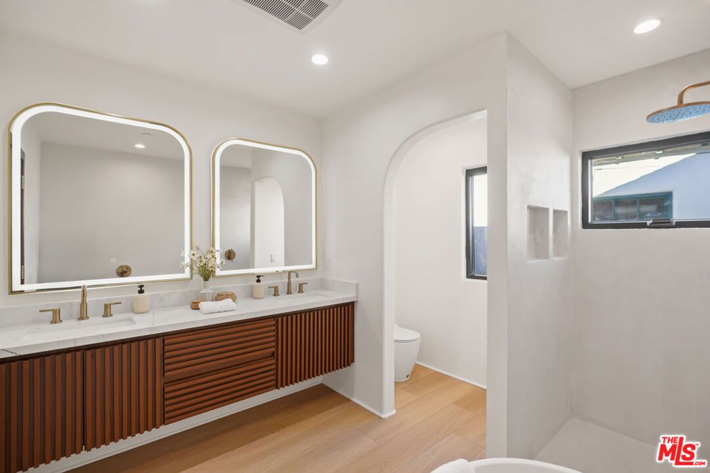 Image 38 of property listing at 11642 Hartsook Street, Valley Village, CA 91601