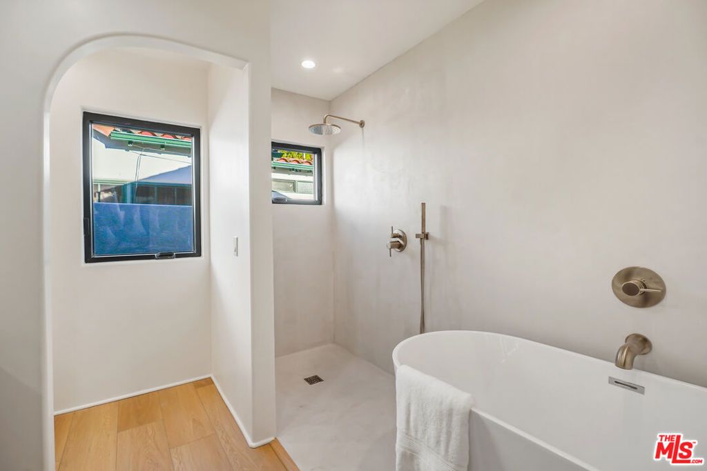 Image 39 of property listing at 11642 Hartsook Street, Valley Village, CA 91601