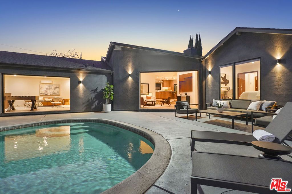 Image 4 of property listing at 11642 Hartsook Street, Valley Village, CA 91601