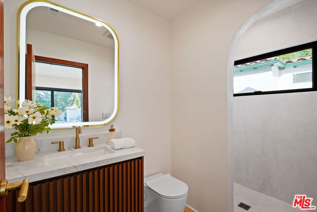 Image 42 of property listing at 11642 Hartsook Street, Valley Village, CA 91601