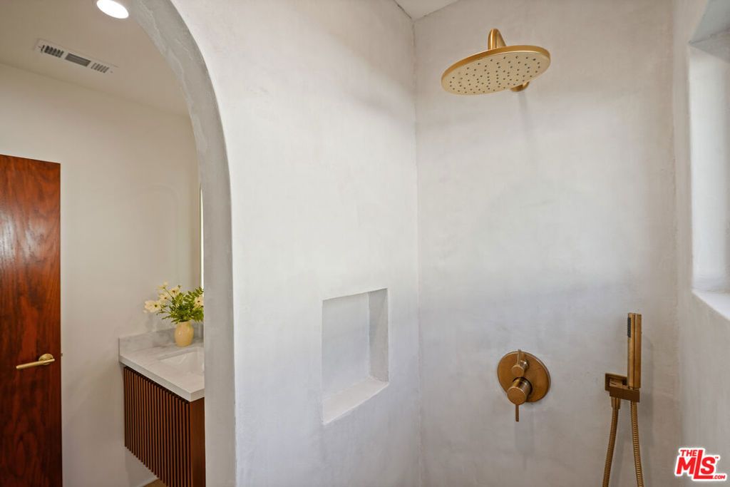 Image 43 of property listing at 11642 Hartsook Street, Valley Village, CA 91601