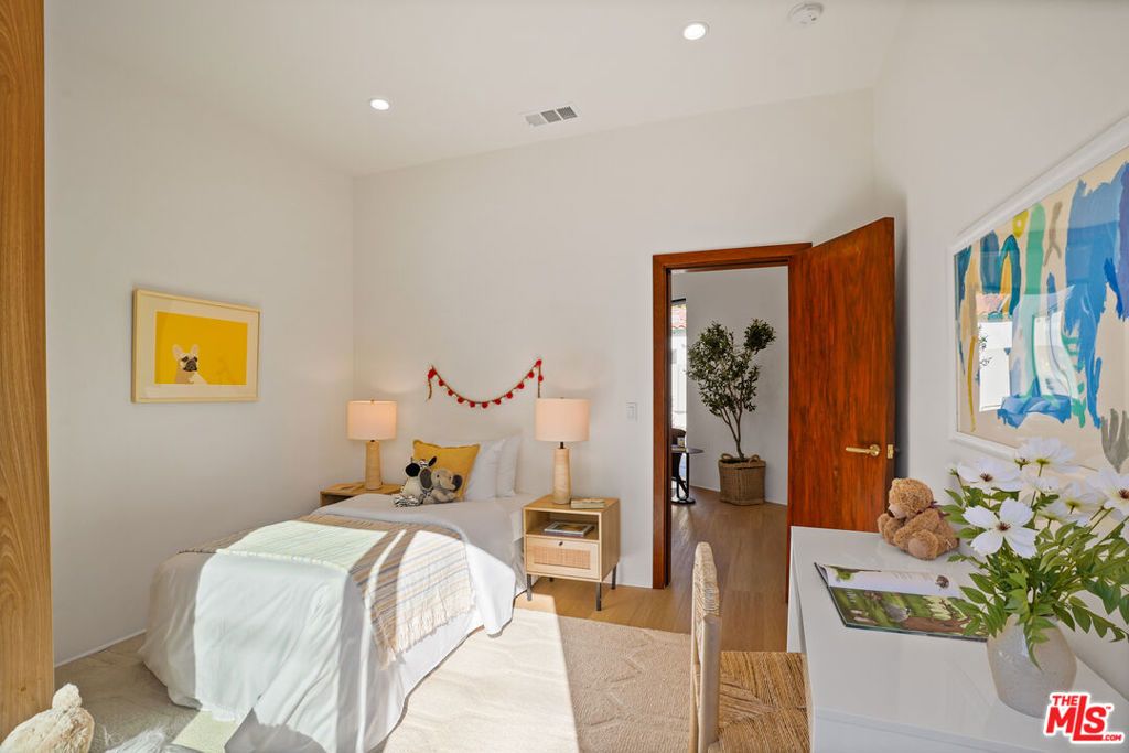 Image 44 of property listing at 11642 Hartsook Street, Valley Village, CA 91601