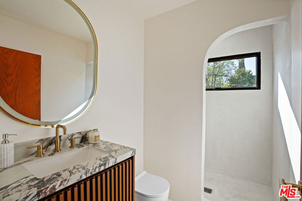 Image 46 of property listing at 11642 Hartsook Street, Valley Village, CA 91601