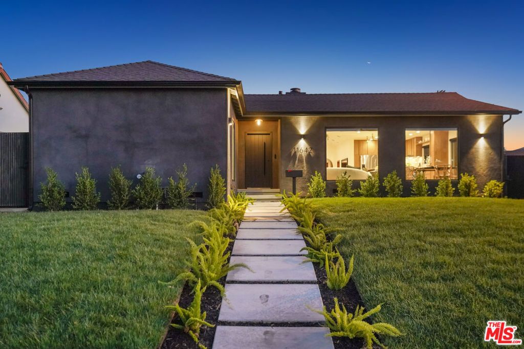 Image 60 of property listing at 11642 Hartsook Street, Valley Village, CA 91601