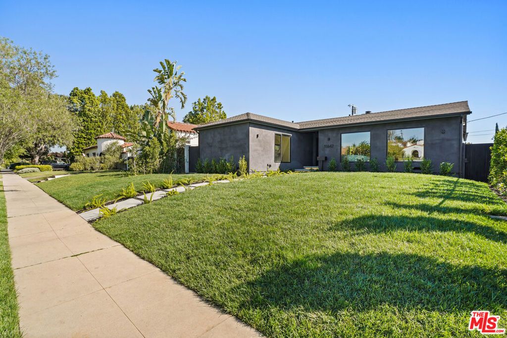 Image 7 of property listing at 11642 Hartsook Street, Valley Village, CA 91601