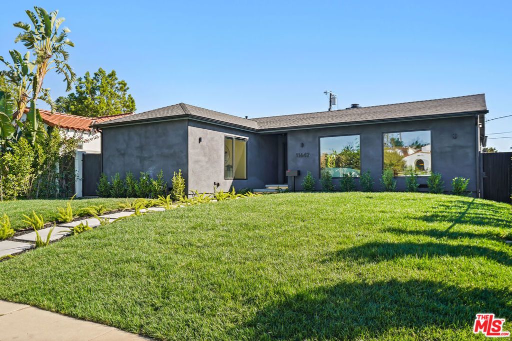 Image 9 of property listing at 11642 Hartsook Street, Valley Village, CA 91601