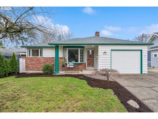 232 W HEREFORD St, Gladstone, OR 97027