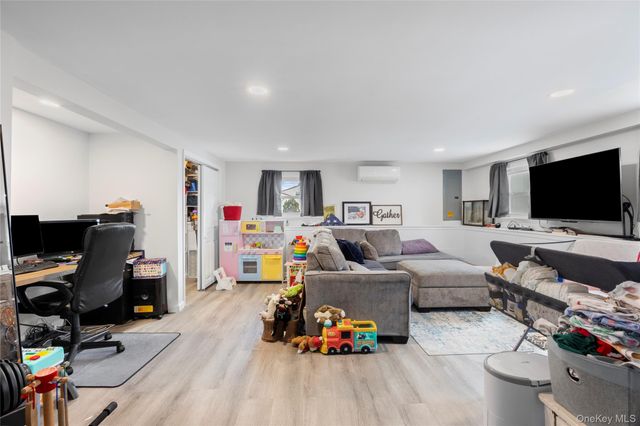 36 Hart Street, Farmingdale, NY 11735